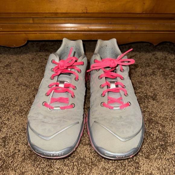 Woman’s Nike Running Shoes - Picture 4 of 7